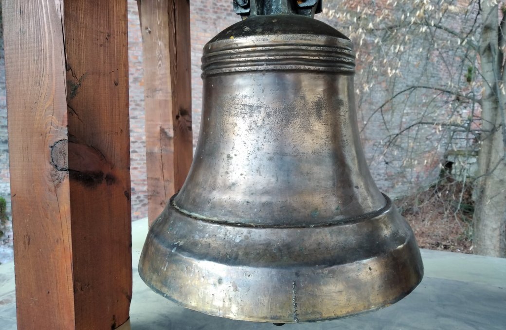 Replika zvoničky v Bezručových sadech je kompletně hotová. Visí v ní nový zvon 