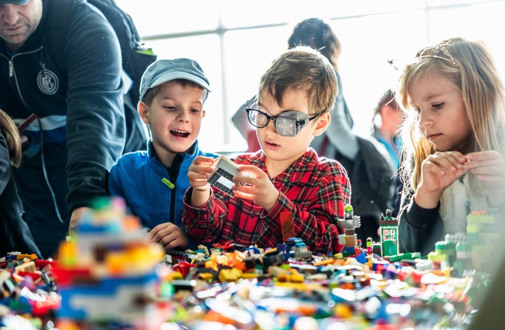 Obří Bradavický hrad i „kuličkodráha“ z Guinnessovy knihy rekordů. Velká LEGO® výstava Svět kostek se blíží