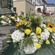 Aranžmá inspirované barokem. Arionovu kašnu v centru Olomouce rozzáří tisíce květin